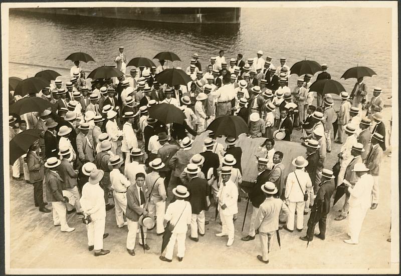 1930年夏天，日本教師來臺灣舉行第十一回「夏期大學」講習活動。照片紀錄他們甫抵達基隆的片刻。《台灣夏期大學_兒玉澤藏寫真帖》，1930年，國家攝影文化中心典藏。