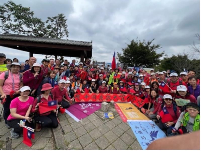 登山社學長姐在大棟山三角點會合並留下合影