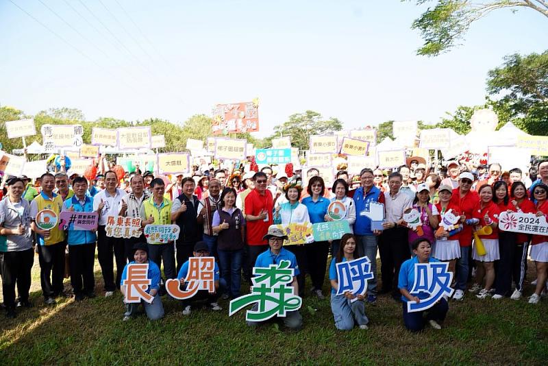 屏東縣政府今在綠意盎然的潮州林後四林平地森林園區，舉辦屏東縣長照人員運動會