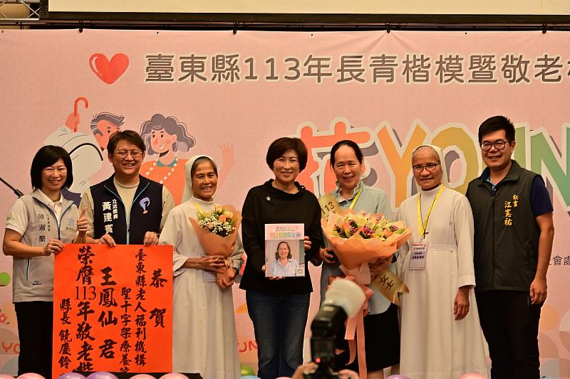 臺東「花young年華」！饒慶鈴表揚38位長青及敬老楷模