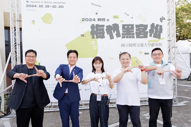 邱代理市長進行攤位巡禮,與青年創客們互動。