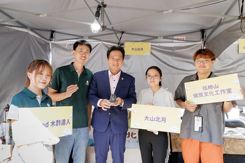 邱代理市長進行攤位巡禮,與青年創客們互動。