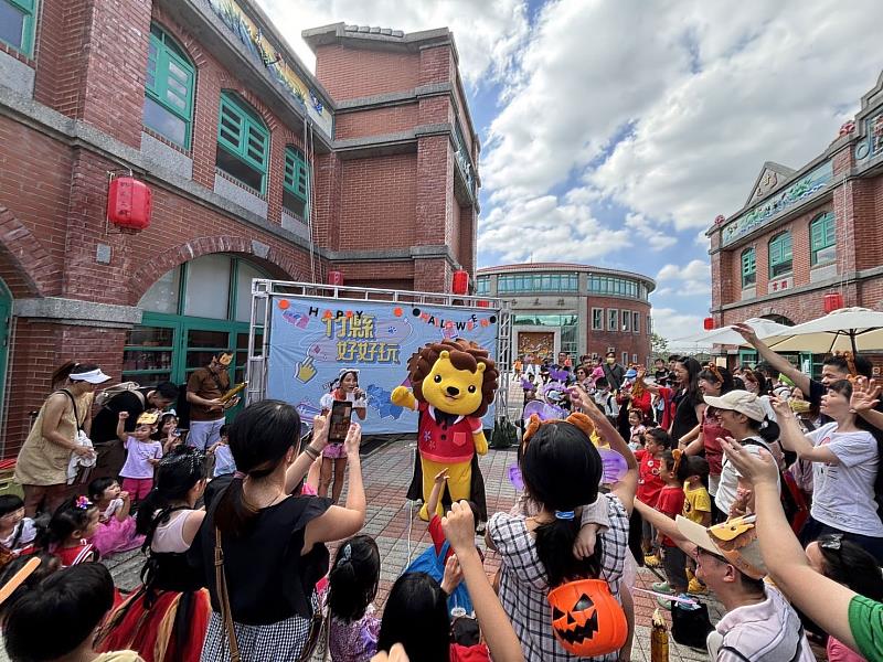 皮皮獅見面會19日在湖口好客文創園區舉辦，吸引百位粉絲遊客一起狂歡