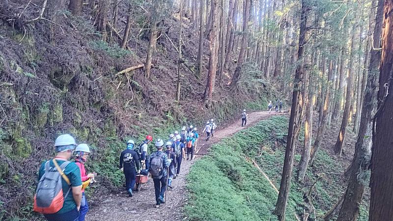 志工們親手搬運工具進入特富野古道準備修復工作