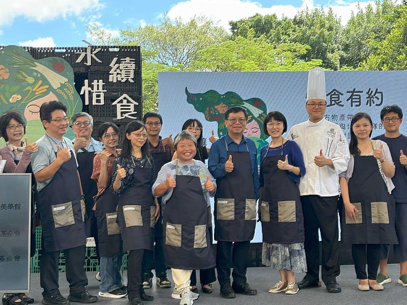 行政院李連權顧問(右5)、國立新竹生活美學館葉于正館長(左2)、主婦聯盟環境保護基金會林玉珮董事長(左5)等貴賓穿著環保圍裙以實際行動守護土地