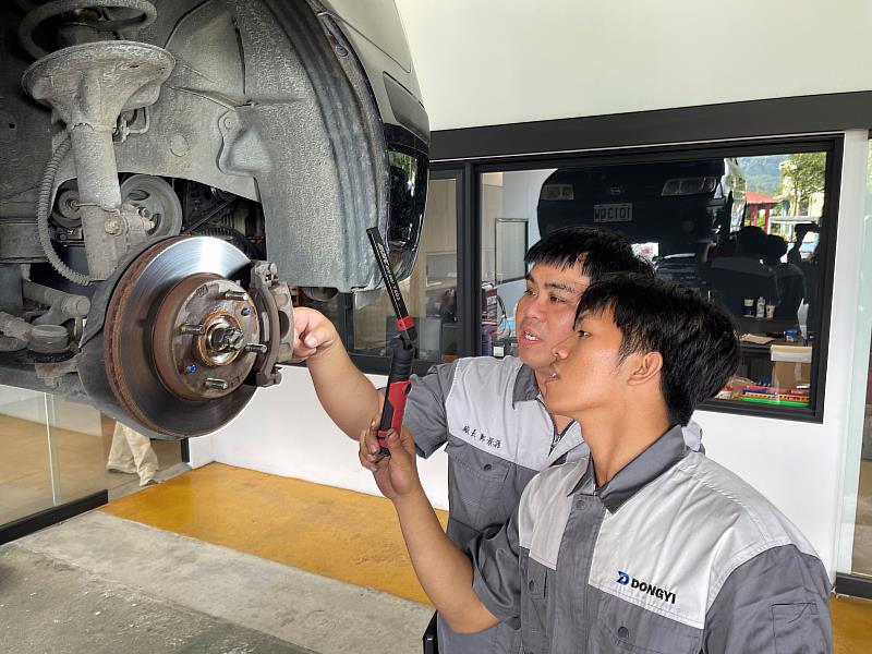 東義汽車透過北分署青年業旗艦計畫培訓青年人才。廠長鄭景源(後)擔任林志豪的職場導師，耐心指導他進行汽車修護技術，從零基礎到成為修車新手。