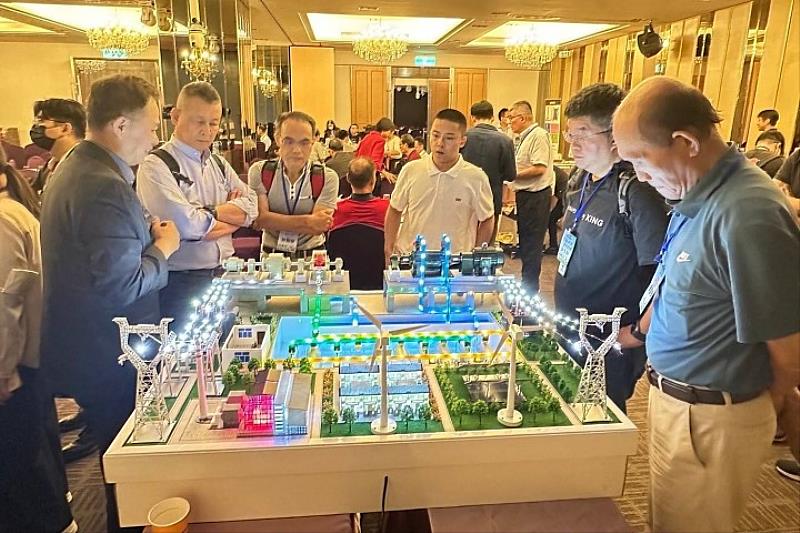 圖/這次論壇有近10家企業會員在現場擺設海報、立牌易拉展,秀出產品,分享軟體技術或商業模式,藉以增進會員彼此之間共同合作的商機。