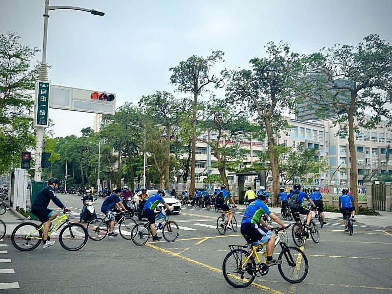 高醫大70週年校慶挑戰鐵馬騎行70公里，凝聚高醫人向心力，並推廣綠色健康新生活