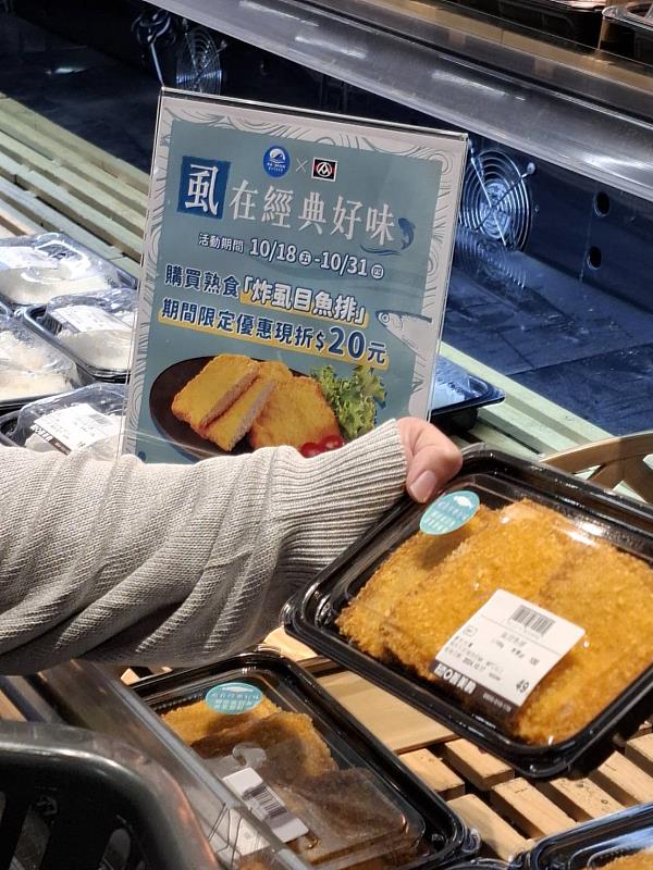 消費者選購炸虱目魚排