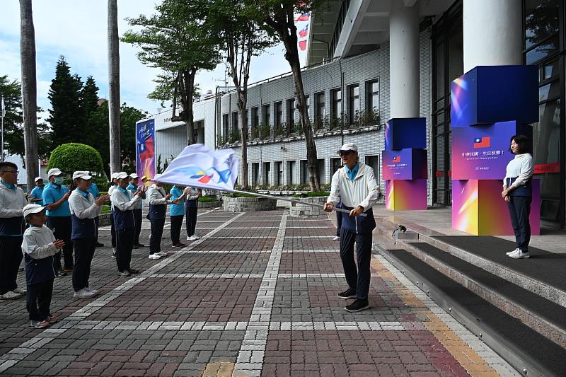 113年全民運動會臺東縣代表隊今授旗 教育處長蔡美瑤代表饒縣長期勉選手發揮最佳狀態 為臺東爭光