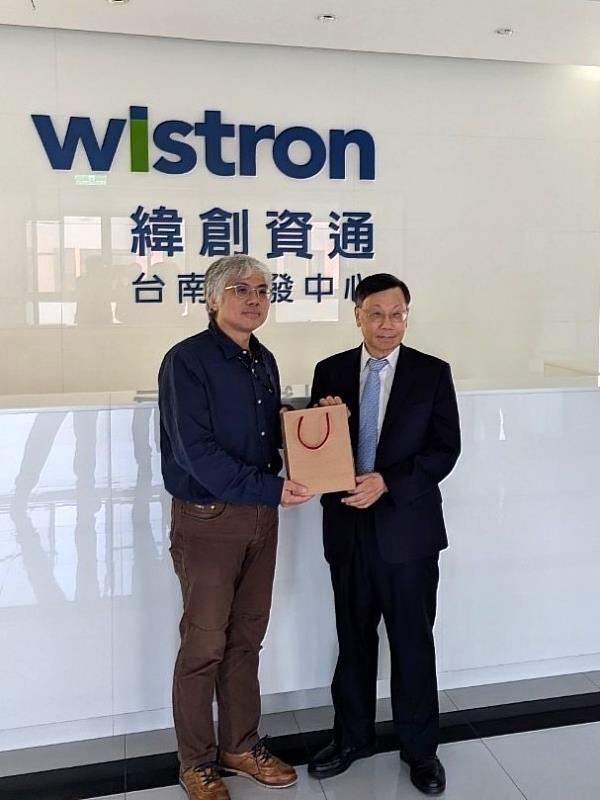 亞洲大學校長蔡進發(右)與緯創資通前瞻技術中心資深技術經理黃彥文博士,於參訪後合影。