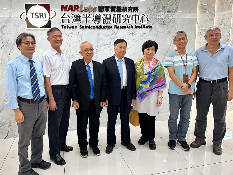 亞洲大學、成大智慧半導體及永續製造學院合作,共同培育半導體人才。亞大校長蔡進發(左四)、成大半導體學院院長蘇炎坤(左三)與師長,於國研院台灣半導體研究中心合影。