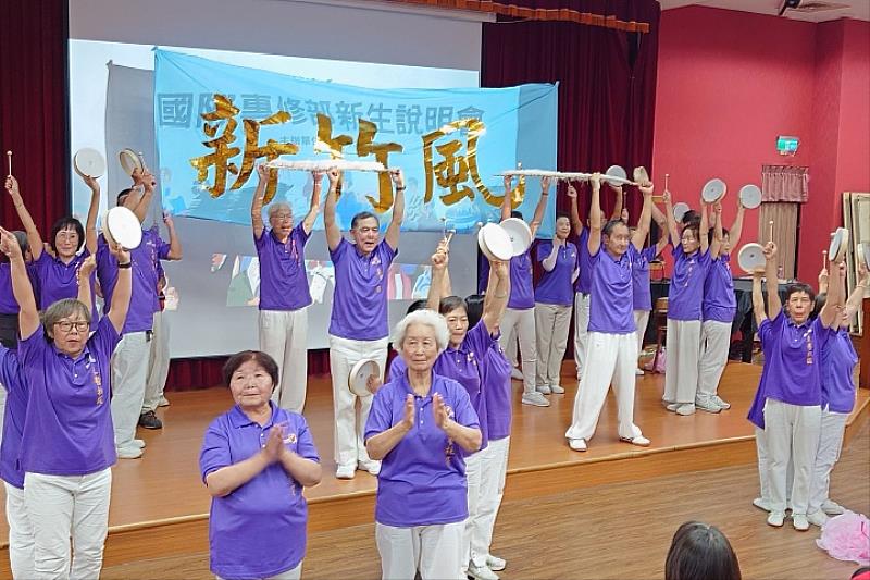 圖／中華大學邀請新竹市東香社區”瘋狂不老”社團，大秀精彩的冠軍舞，讓海外學子感受在地人的熱情。