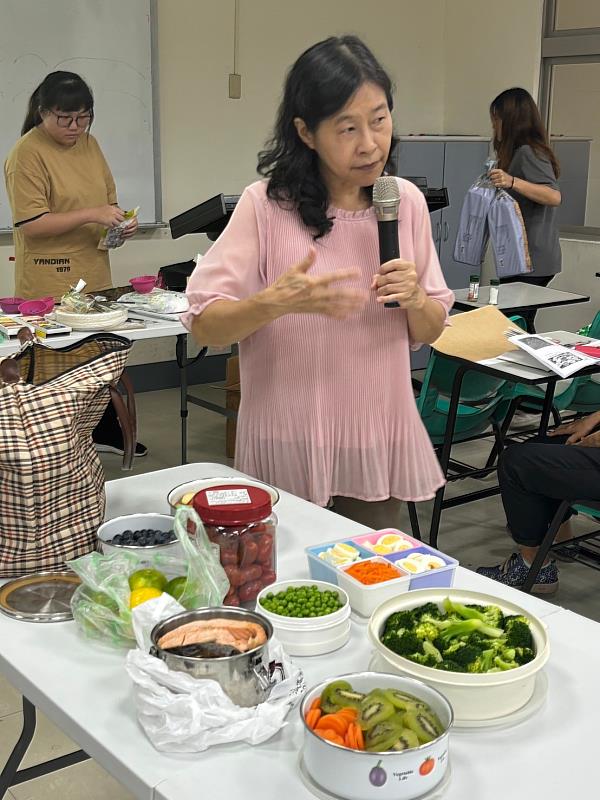 林瑞薏老師準備地中海飲食食材引領學員進行創作