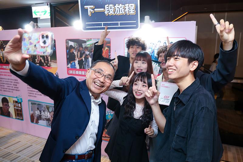 世新公廣系學生團隊榮獲新北校園廣告人首獎,與新北市長侯友宜自拍。(新北市政府提供)