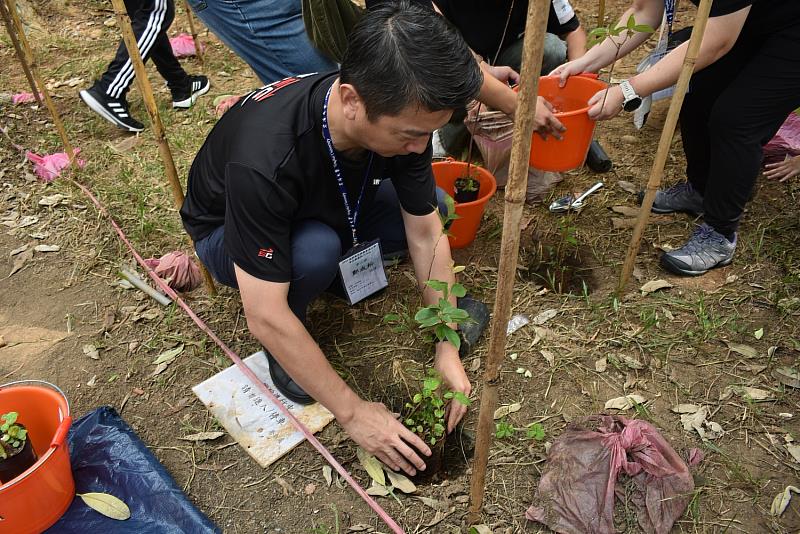 遠傳長期致力於生態永續行動，這次在東海大學師生指導下，共同種下烏桕、樟樹、楓香、黃連木、台灣石楠等數十種大肚山原生種植物。