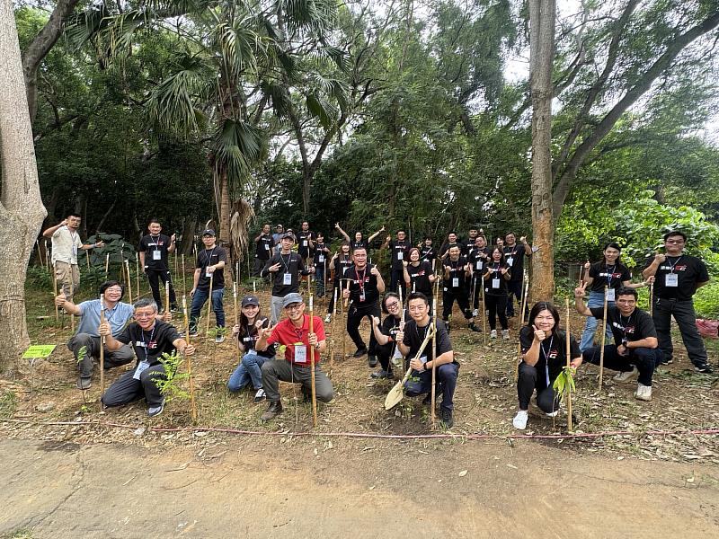 遠傳號召同仁前進東海大學，種植數十種在地本土原生樹種，以實際行動打造校園微森林。