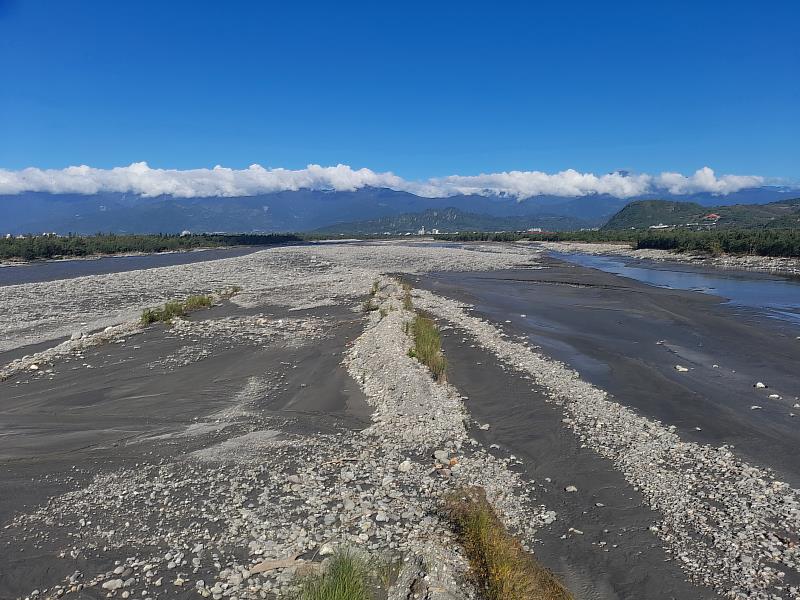 山陀兒颱風沖毀卑南溪水覆蓋 臺東縣政府立即投入搶修 呼籲民眾做好揚塵防護