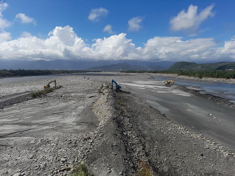 山陀兒颱風沖毀卑南溪水覆蓋 臺東縣政府立即投入搶修 呼籲民眾做好揚塵防護