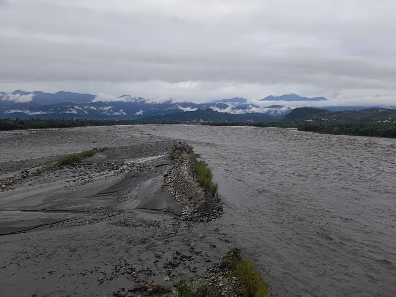 山陀兒颱風沖毀卑南溪水覆蓋 臺東縣政府立即投入搶修 呼籲民眾做好揚塵防護