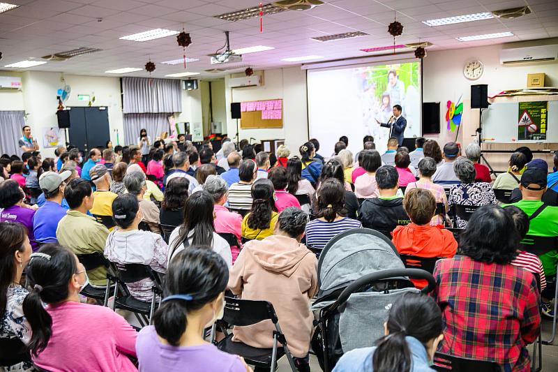 邱臣遠代理市長與民眾熱絡互動，現場許多市民露出開心的微笑，並對新竹市政府所提供的福利表達了高度的讚許