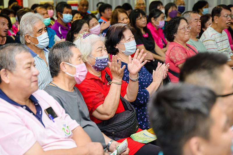 邱臣遠代理市長與民眾熱絡互動，現場許多市民露出開心的微笑，並對新竹市政府所提供的福利表達了高度的讚許