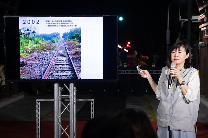 嘉市府觀光新聞處張婉芬處長簡報嘉油鐵馬道如何華麗轉身為日夜皆美的鐵馬道