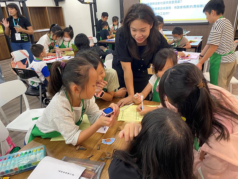 孩子們以五人小組方式學習，互相鼓勵支持。