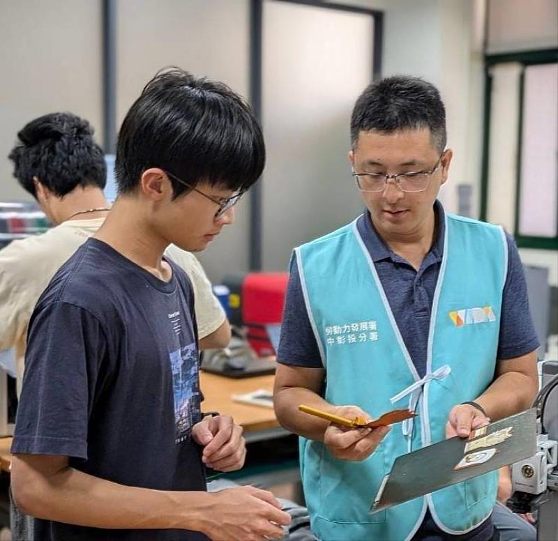 圖1創客基地提供設備及指導操作技術