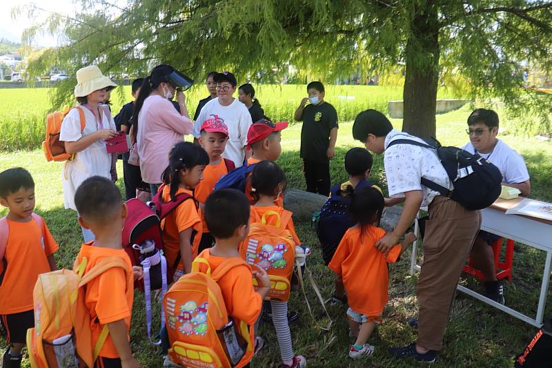 花蓮縣玉里鎮大禹國小附設幼稚園小朋友列隊闖關。