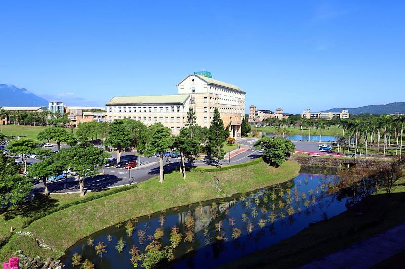 東華大學於0403遭受強烈地震影響，理工學院實驗室嚴重受損，中華開發文教基金會捐款1,400萬元作為化學館重建之經費。