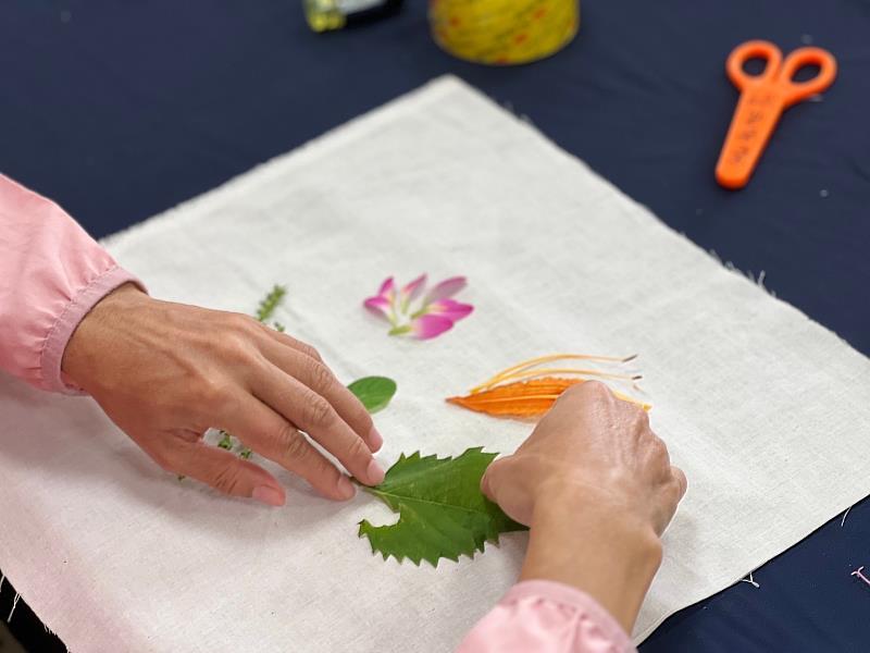 花草拓印是以新鮮花材來印壓