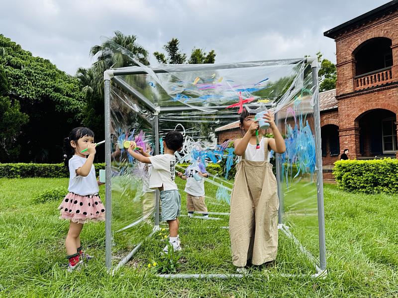 淡水古蹟博物館首次試辦的綠色工作坊以回收水管搭建彩繪牆，讓幼兒在畫布上寫生，引導從不同的視角認識古蹟。