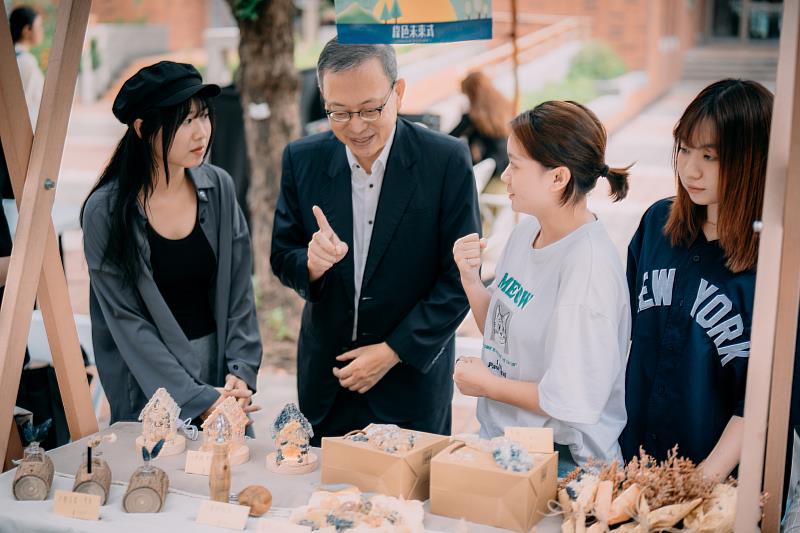 「長榮盃創新創業競賽」學生團隊向校長李泳龍說明作品理念