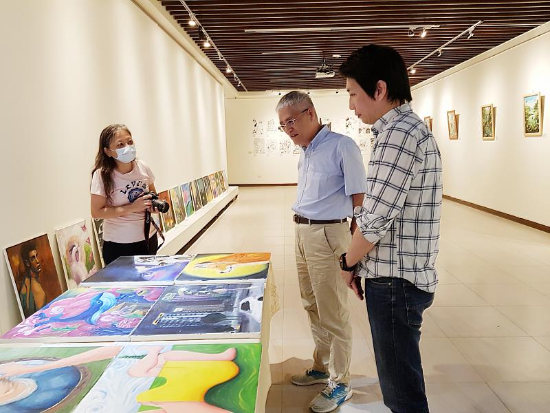 南華大學視設系培育珍珠學生,激發創作潛力,舉辦成果展,高俊雄校長參觀「113愛炫耀創意市集」展示。