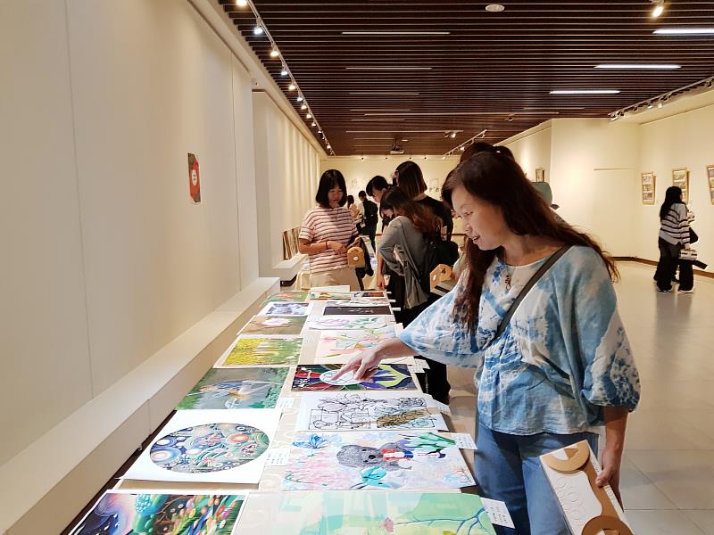 南華大學視設系培育珍珠學生,激發創作潛力,舉辦成果展,圖為「草間道藝術展」展覽現場。