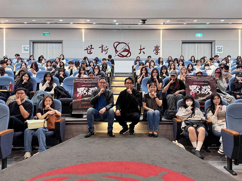 世新校友導演柯汶利重返母校為電影《默殺:無聲之地》跑班宣傳。(世新大學提供)