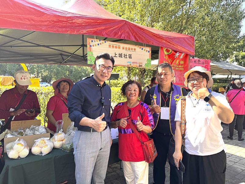 立法院副院長江啟臣(左一)受邀出席開幕,肯定朝陽科大與山城社區長輩共同以具體行動響應世界糧食日。