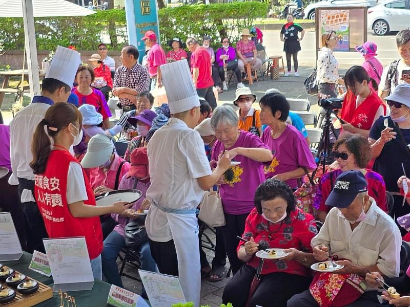 五星金牌主廚料理秀帶來客家菜、川菜、閩菜、台菜及地中海料理，結合山城地區的水果入菜，受到山城長輩的歡迎。