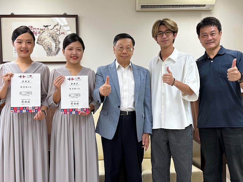 亞大校長蔡進發(中),和副學務長簡信男、擔任國慶大典接待的陸愷焙、朱于晴同學等合影。