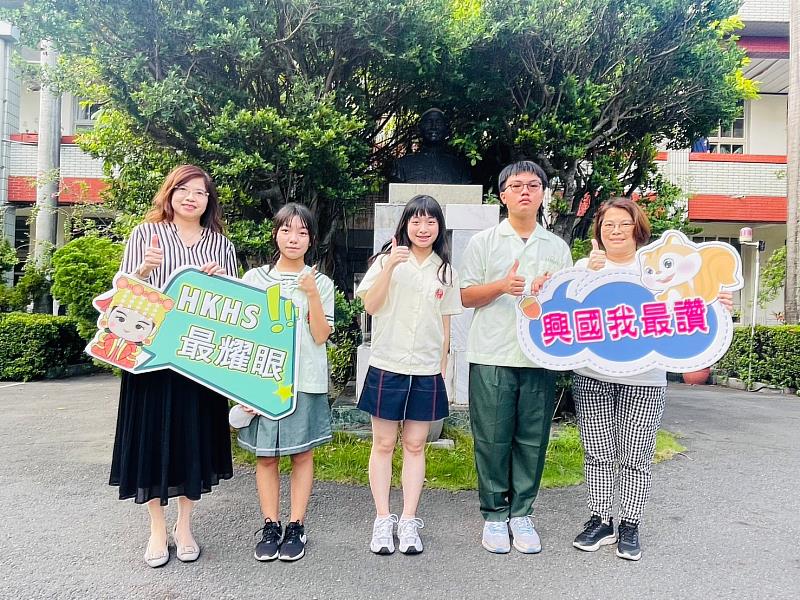 興國高中黃向吟校長(左一)感謝國文科教師們多年來在語文教育上所投入的心血與努力,讓學生在語文競賽中都能有出色表現。