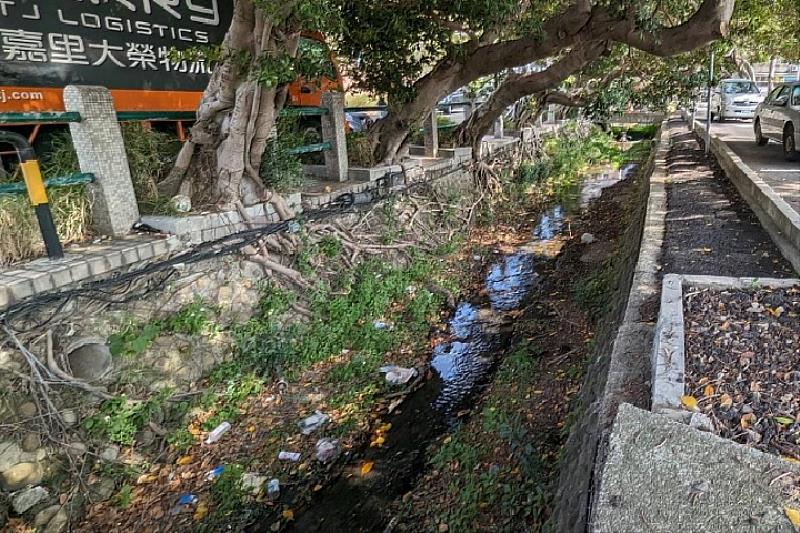 圖/下竹社區內的溝渠原本雜草叢生、垃圾滿地,相當不美觀。(徐鶯嬌提供)