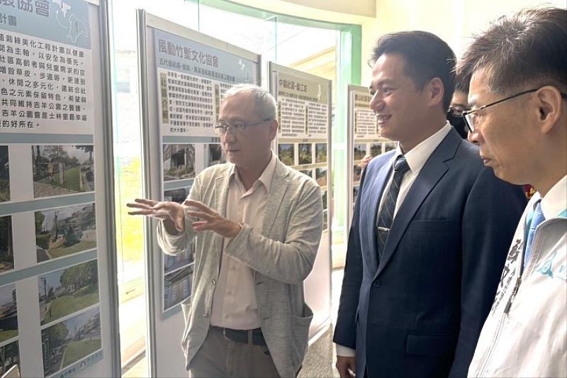 圖/中華大學創新產業學院李奕樵主任(左),向竹市政府代理市長邱臣遠(中間者),以及都發處代理處長蘇文彬(右)說明每個社區獨特的創生成果。