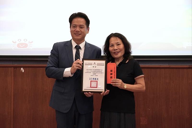 圖/下竹社區社造成果亮眼,發展協會理事長徐鶯嬌代表里民接受頒發金牌獎。