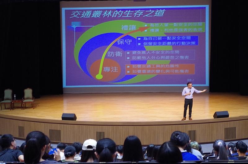 以禮讓、保守、防衛、專注等4大重點說明防衛駕駛重點