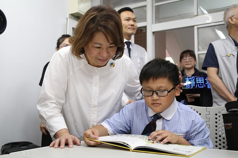 黃敏惠市長與孩子們一起閱讀