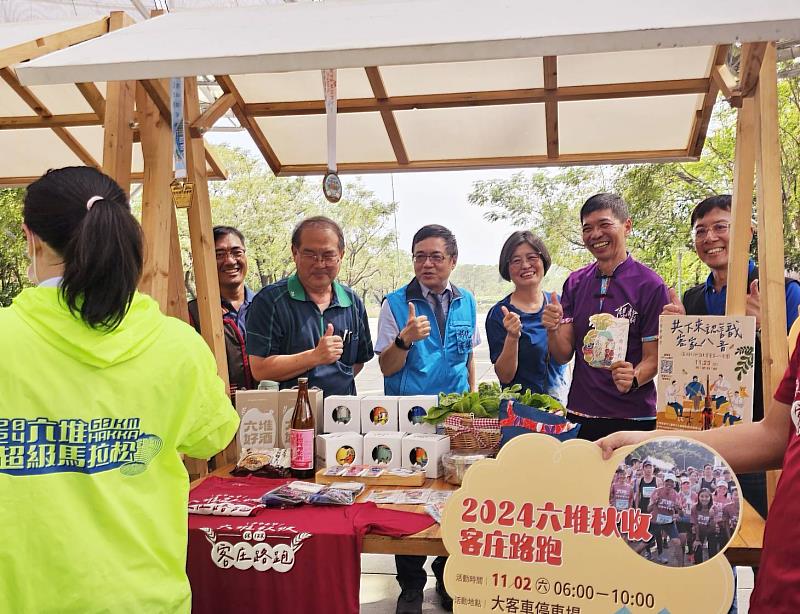 圖3 「2024六堆秋收祭」體驗客庄馬拉松(左起原民中心簡明雄副主任、屏東酒廠張國棟代理廠長、退輔會胡發韜場長、客委會劉育玲榮譽顧問、客發中心何金樑主任、高樹鄉梁正翰鄉長)