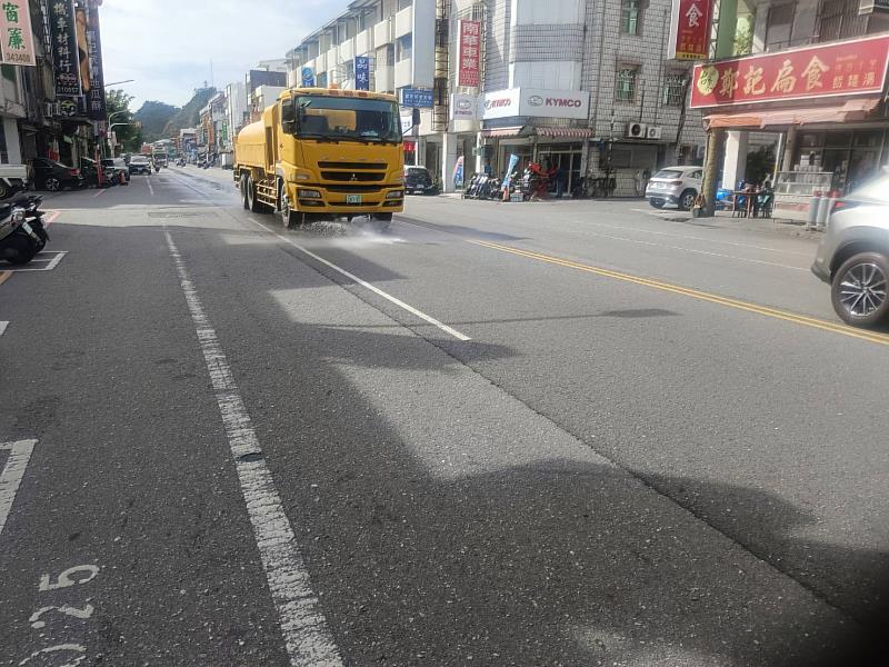 潭美颱風外圍環流強勁風速引發揚塵 臺東縣加強派車進行洗灑等作業積極因應