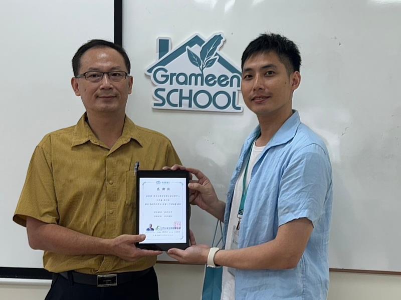 William Chiu (right), Project Manager of the Foundation for Yunus Social Business Taiwan, in support of sustainability, presented an electronic certificate of appreciation to Wang Hsiang-Hsin (left), Executive Director of the Soochow University Yunus Social Business Centre.