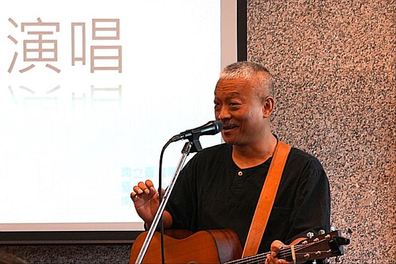 金曲歌王謝銘祐老師演唱歌曲《行》，描繪了臺灣民主前進的曲折道路，象徵今日民主的得來不易。